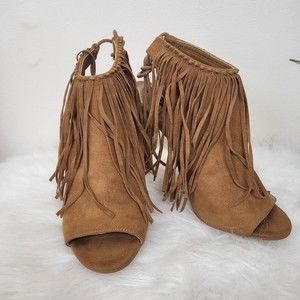 Izabella Rue brown faux suede camel fringe peep toe heels size 6.5